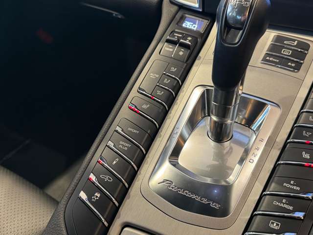 パナメーラ S eハイブリッド　サンルーフ　スポーツクロノPKG