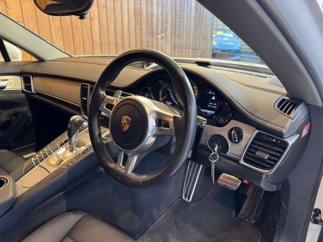 パナメーラ S eハイブリッド　サンルーフ　スポーツクロノPKG