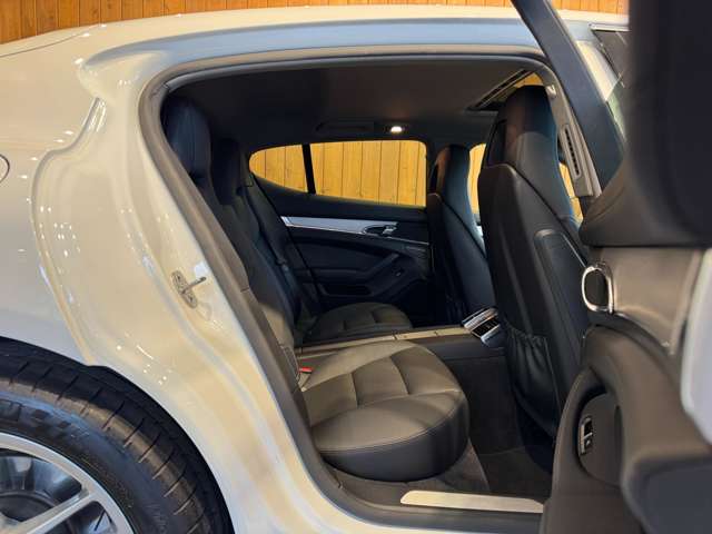 パナメーラ S eハイブリッド　サンルーフ　スポーツクロノPKG