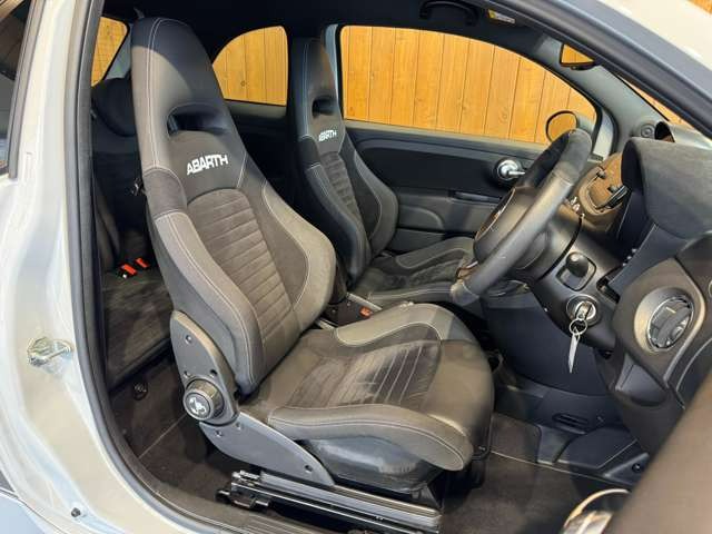 595 コンペティツィオーネ　アバルトロゴバンパーグリル