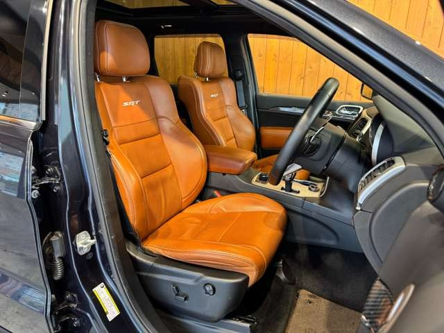 グランドチェロキー SRT8 4WD パノラマルーフ