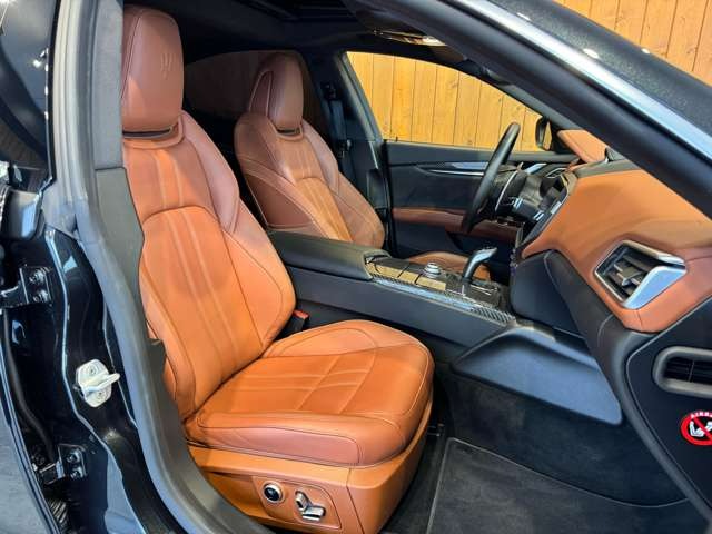 ギブリ モデナ AWD　茶革パワーシート