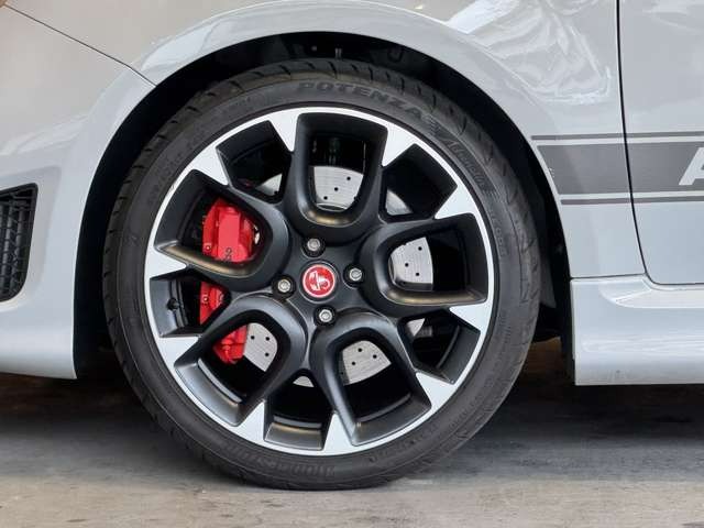 595 コンペティツィオーネ　アバルトロゴバンパーグリル