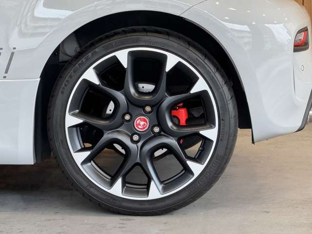 595 コンペティツィオーネ　アバルトロゴバンパーグリル