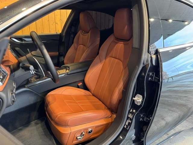 ギブリ モデナ AWD　茶革パワーシート