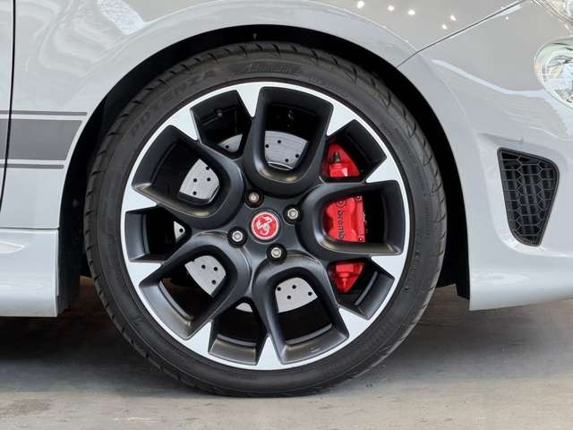 595 コンペティツィオーネ　アバルトロゴバンパーグリル