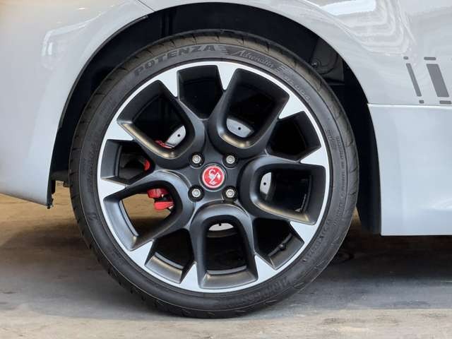 595 コンペティツィオーネ　アバルトロゴバンパーグリル