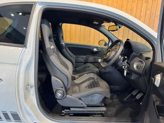 595 コンペティツィオーネ　アバルトロゴバンパーグリル