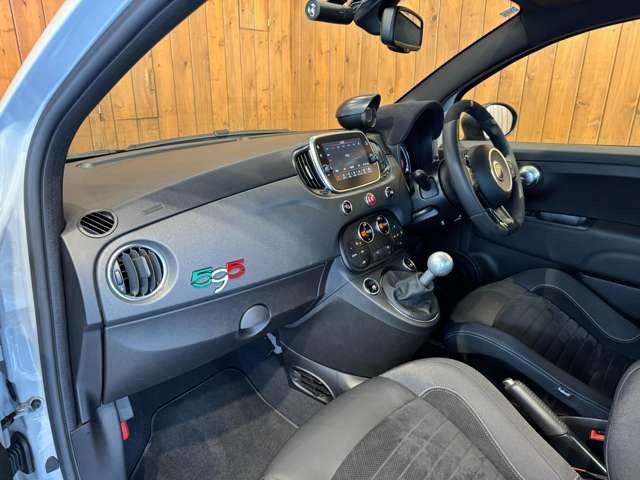 595 コンペティツィオーネ　アバルトロゴバンパーグリル