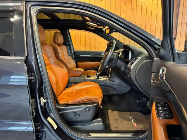 グランドチェロキー SRT8 4WD パノラマルーフ