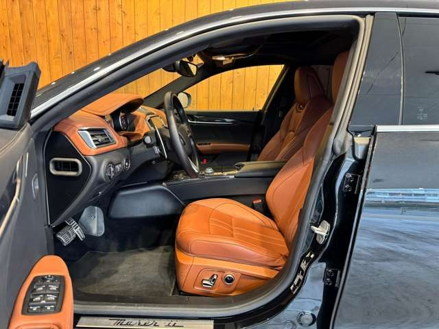 ギブリ モデナ AWD　茶革パワーシート