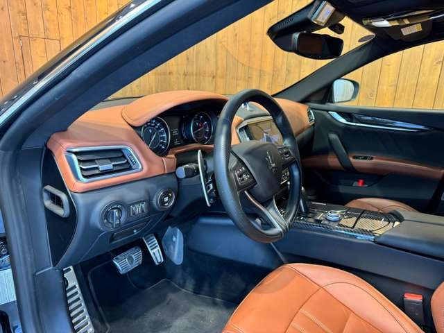 ギブリ モデナ AWD　茶革パワーシート