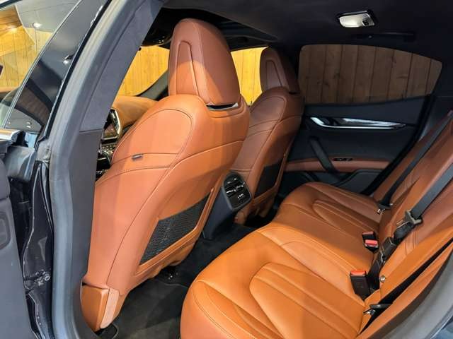 ギブリ モデナ AWD　茶革パワーシート