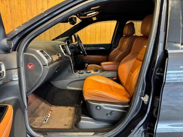 グランドチェロキー SRT8 4WD パノラマルーフ