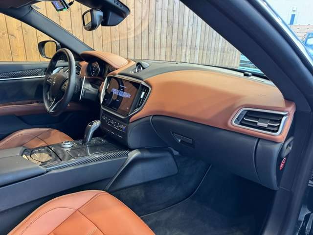 ギブリ モデナ AWD　茶革パワーシート