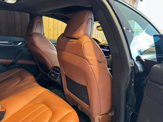 ギブリ モデナ AWD　茶革パワーシート