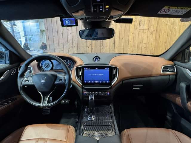 ギブリ モデナ AWD　茶革パワーシート