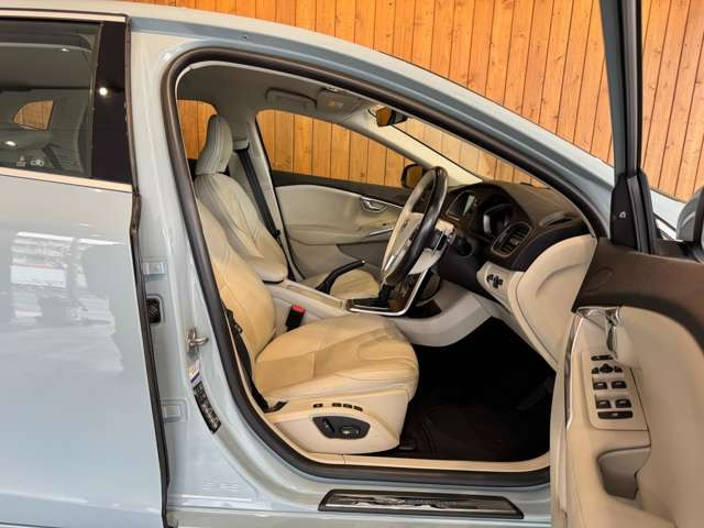 V40 T3 インスクリプション