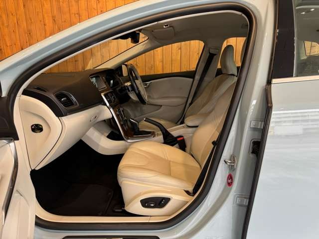 V40 T3 インスクリプション