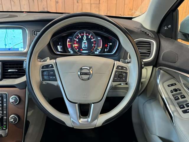 V40 T3 インスクリプション