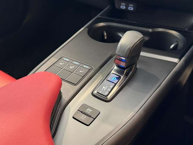 UX 300h Fスポーツ