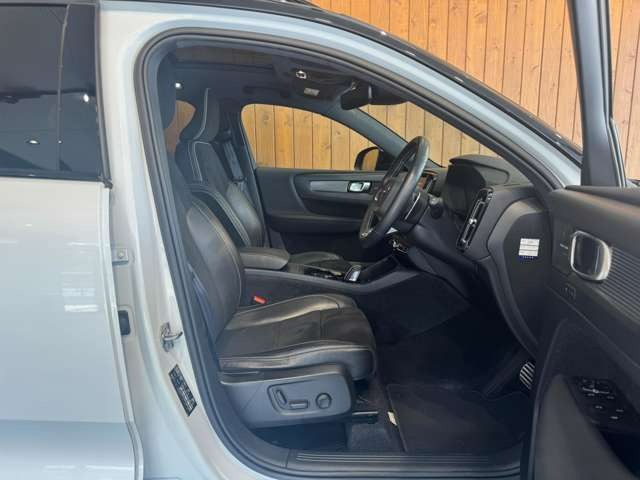 XC40 T5 AWD Rデザイン