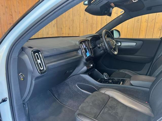 XC40 T5 AWD Rデザイン