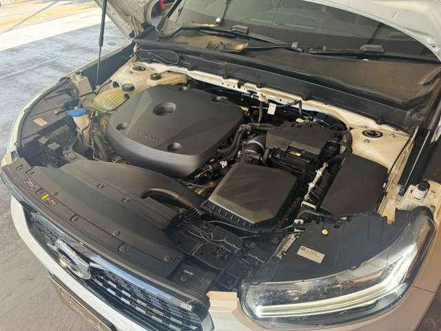 XC40 T5 AWD Rデザイン