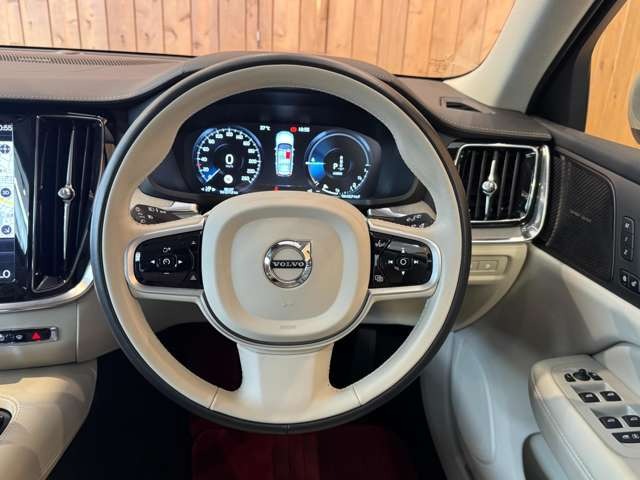 V60 リチャージ プラグイン ハイブリッド T6 AWD インスクリプション