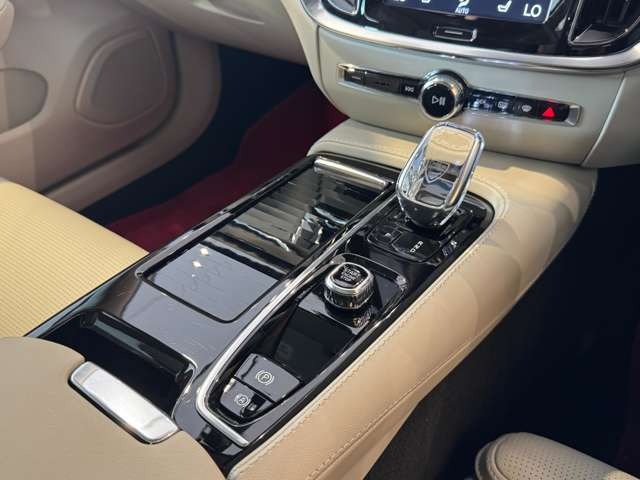 V60 リチャージ プラグイン ハイブリッド T6 AWD インスクリプション