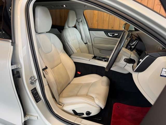 V60 リチャージ プラグイン ハイブリッド T6 AWD インスクリプション