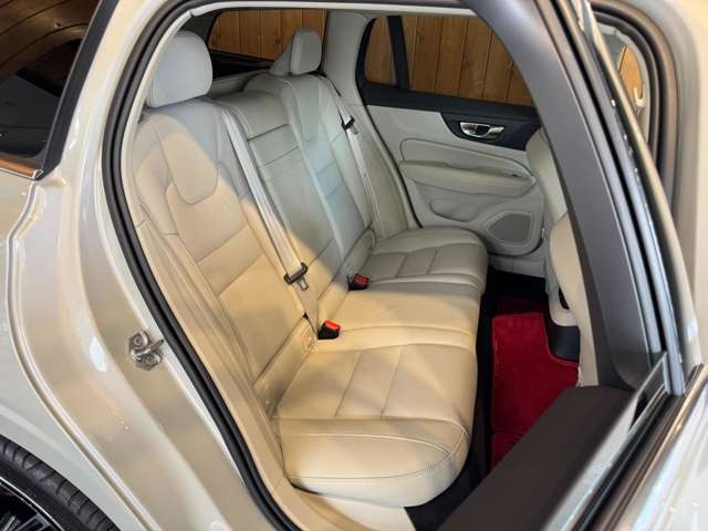 V60 リチャージ プラグイン ハイブリッド T6 AWD インスクリプション