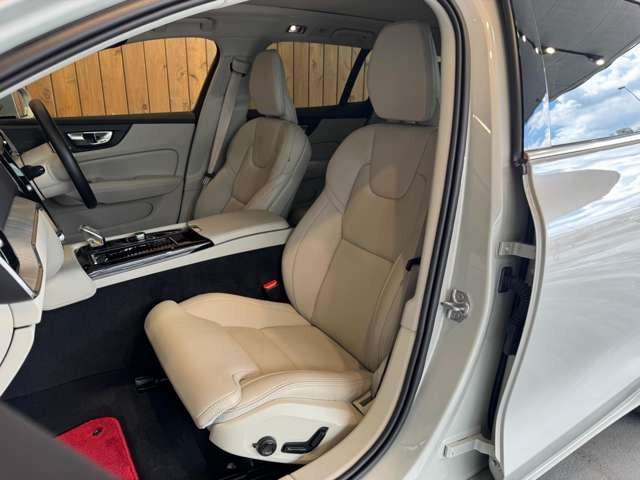 V60 リチャージ プラグイン ハイブリッド T6 AWD インスクリプション