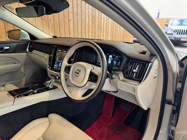 V60 リチャージ プラグイン ハイブリッド T6 AWD インスクリプション
