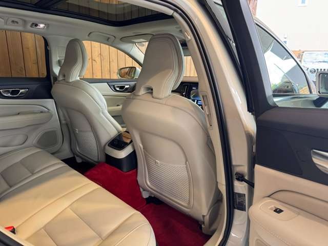 V60 リチャージ プラグイン ハイブリッド T6 AWD インスクリプション