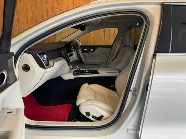 V60 リチャージ プラグイン ハイブリッド T6 AWD インスクリプション