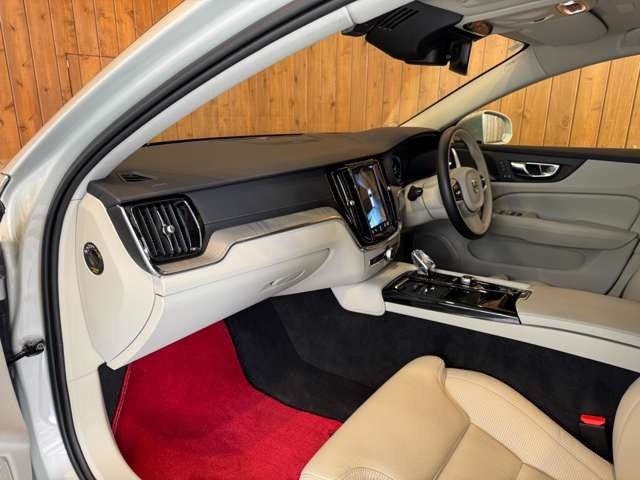 V60 リチャージ プラグイン ハイブリッド T6 AWD インスクリプション