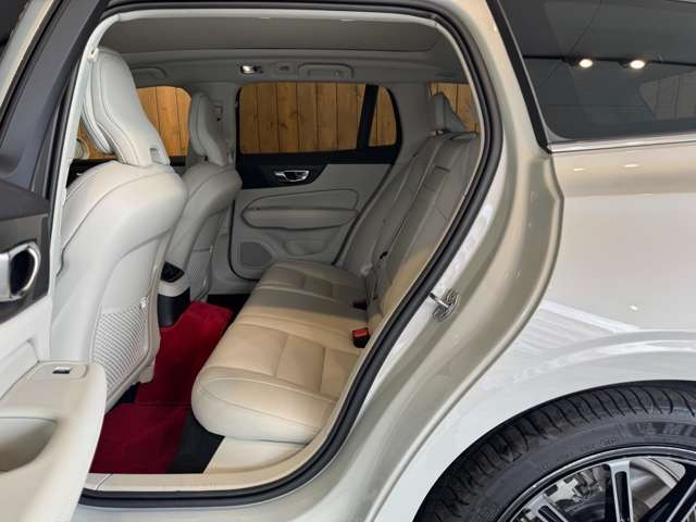 V60 リチャージ プラグイン ハイブリッド T6 AWD インスクリプション