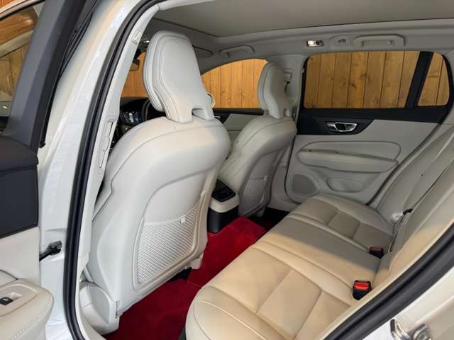 V60 リチャージ プラグイン ハイブリッド T6 AWD インスクリプション