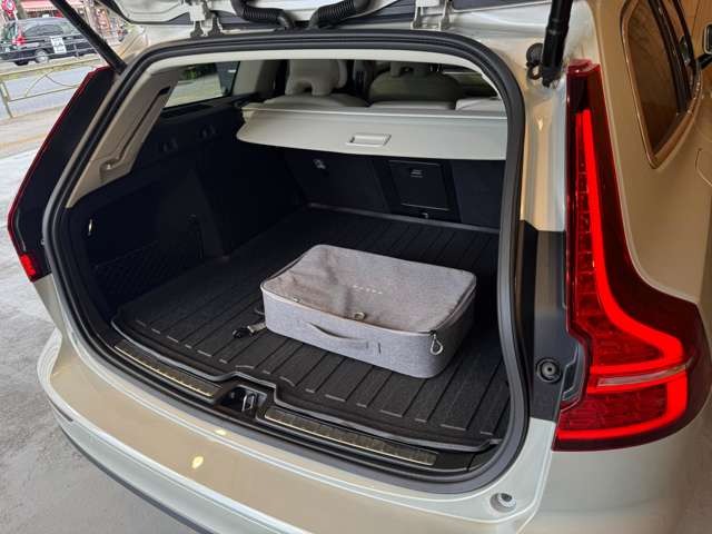 V60 リチャージ プラグイン ハイブリッド T6 AWD インスクリプション