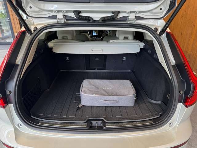 V60 リチャージ プラグイン ハイブリッド T6 AWD インスクリプション