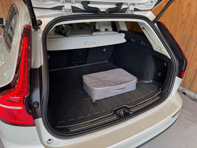 V60 リチャージ プラグイン ハイブリッド T6 AWD インスクリプション