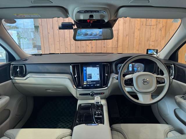 V60 リチャージ プラグイン ハイブリッド T6 AWD インスクリプション