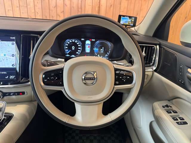 V60 リチャージ プラグイン ハイブリッド T6 AWD インスクリプション