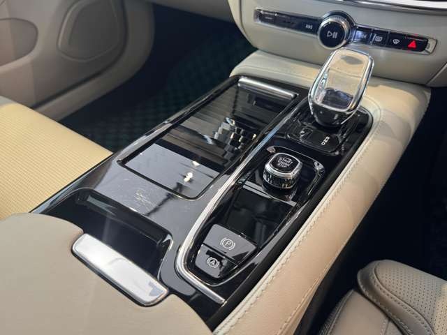 V60 リチャージ プラグイン ハイブリッド T6 AWD インスクリプション