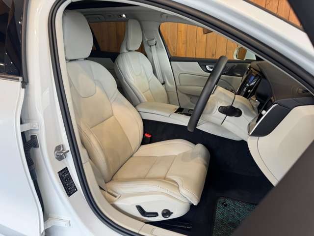 V60 リチャージ プラグイン ハイブリッド T6 AWD インスクリプション