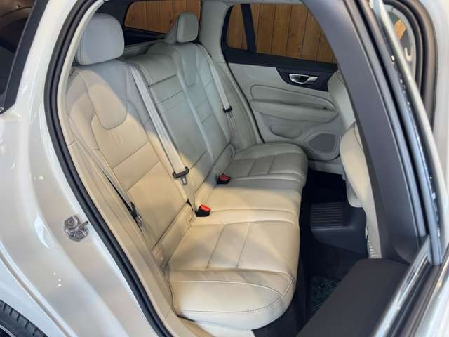 V60 リチャージ プラグイン ハイブリッド T6 AWD インスクリプション