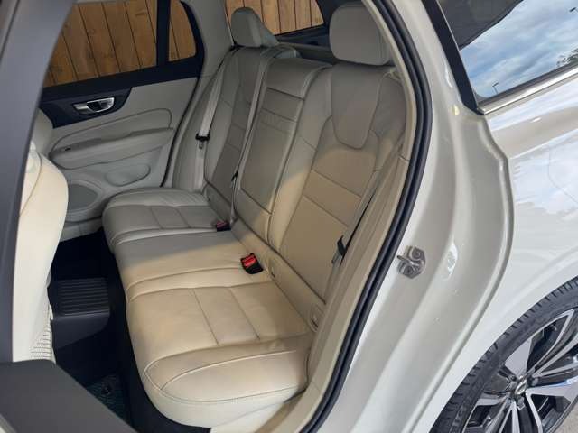 V60 リチャージ プラグイン ハイブリッド T6 AWD インスクリプション