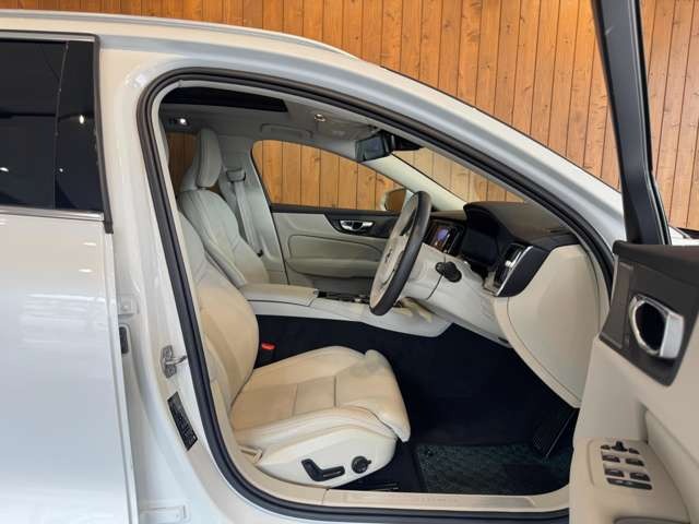 V60 リチャージ プラグイン ハイブリッド T6 AWD インスクリプション