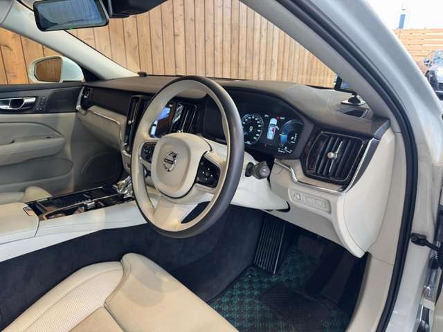 V60 リチャージ プラグイン ハイブリッド T6 AWD インスクリプション